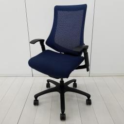 【姿勢の変化にフレキシブルに対応する高機能メッシュチェア！】■イトーキ(ITOKI)製　エフ(F)チェア　肘付　ハイバック　■背面メッシュ　■可動肘　■ネイビーブルー×ブラックシェル【2608】【A01093293】