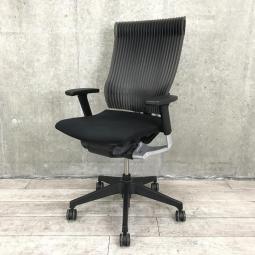 【独創的なフォルムでデザインと快適性の融合を実現!】■イトーキ(ITOKI)製 スピーナ(Spina)チェア 肘付ハイバック エラストマータイプ ■ブラック ■可動肘 ■シルバーフレーム