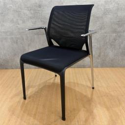洗練されたデザインと快適な座り心地を両立した、Vitraの高品質ミーティングチェア。＊福岡市で中古オフィス家具をお探しなら、オフィスバスターズ福岡南店へ！ 福岡市南区を拠点に、デスク・チェア・書庫・複合機など中古オフィス家具を一式ご提供。福岡市内のオフィス移転や起業、レイアウト変更もワンストップでサポートします。＊