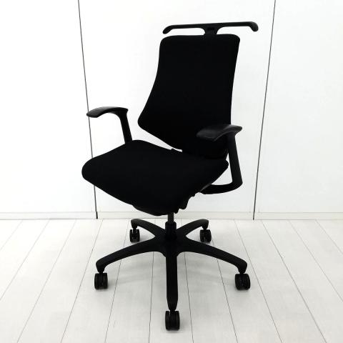 【姿勢の変化にフレキシブルに対応!座り心地も抜群な高機能チェア!】■イトーキ(ITOKI)製 ■エフクロスチェア 肘付き ローバック ■固定肘 ■コートハンガー付き ■ブラック /604216 オフィスバスターズ 水戸サテライト 水戸市、日立市、ひたちなか市、鹿嶋市、神栖市、牛久市、古河市、結城市、東海村、つくば市