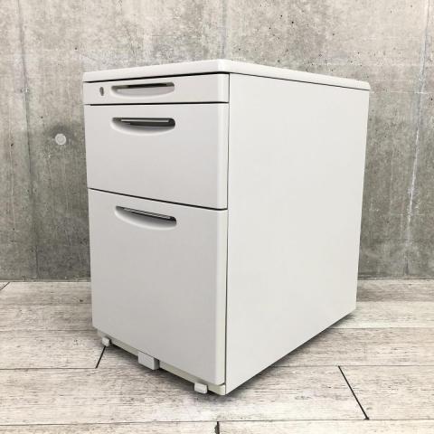 【9/1(火)入荷予定商品!】【天板の把手とキャスターで移動がらくらく!シンプルでスタンダードな3段ワゴン!】■オカムラ(okamura)製 SDシリーズ 3段ワゴン デスクインワゴン H610mm ■ライトグレー ■シリンダー錠