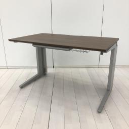 【スタイリッシュなデザインと機能性を兼ね備えたシンプルデスク！】■オカムラ(okamura)製　プロユニット(Pro Unit)シリーズ　平机　W1200×D700㎜　■引き出し付き(中央のみ)　■天板：木目ダーク / L字脚：シルバー　【弊社使用欄：A01094238】