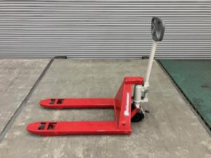 久しぶりに中古のハンドリフトが入荷致しました。②　フォークリフトが無い時、軽量ラックの上から荷物をピッキングしたパレットを移動するのに便利です！！　Bisyamon製　型番：BMP11S　積載荷重：1100kg
 ※マテハン本舗の中古商品は、千葉県柏市に在庫がございます。