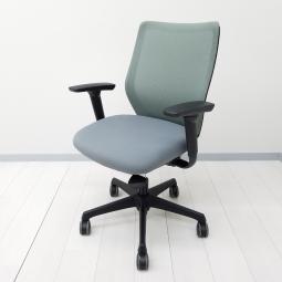【シルフィの座り心地を低コストで再現！腰への負担を減らすS字形状！】■オカムラ(okamura)製　CG-Mチェア　肘付ローバック　背面メッシュ　■可動肘　■グレー×ブラックシェル　【弊社使用欄：A01094234】