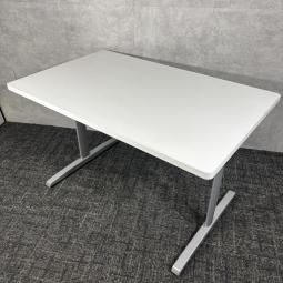 【中古】オカムラ 8177EK-MG99 ミーティングテーブル/ホワイト天板とシルバー脚のシンプルなデザインで会議・打ち合わせに使いやすいコンパクトなミーティングテーブル/福岡で中古オフィス家具をお探しならオフィスバスターズ福岡博多店へお気軽にお問い合わせください！