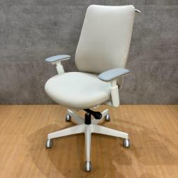 美品★2024年製★座面前後調整・リクライニングもできる！オカムラ製のオフィスチェア「ポータム/可動肘」が入荷されました！  ＊良品を格安で！「オフィスバスターズ福岡南店」は、福岡を拠点として、全国へ中古オフィス用品・オフィス家具を提供しております。