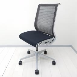 【あなたの「座る」を考える！ワイヤー構造が体を支える、有名海外メーカー製の定番チェア！】■スチールケース(Steelcase)製　シンク(think)チェア　肘無ハイバック　メッシュバックタイプ(3Dニット)　■ブラック×シルバーフレーム