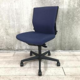 【長時間のデスクワークもランバーが快適にサポート！オフィスの定番チェア！】■オカムラ（okamura）製　エスクードチェア （ESCUDO）　肘無し　ローバック　■ダークブルー