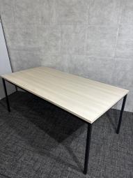 【中古】オカムラ ライブス 87AKAM MDA4 ミーティングテーブル ナチュラル/ブライトウッドライトの明るい天板とスクエア脚を組み合わせた、会議・打ち合わせにおすすめのオカムラ製ミーティングテーブル/福岡で中古オフィス家具をお探しならオフィスバスターズ福岡博多店へお気軽にお問い合わせください！