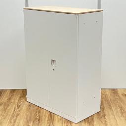 オカムラ製　レクトライン　ホワイト　W900xD450xH1120サイズ　シリンダー錠　ナチュラル天板　オフィスの書類をスッキリ整理！　取っ手がどの方向からでも開くマルチハンドル！　ローキャビネット　両開き書庫！！