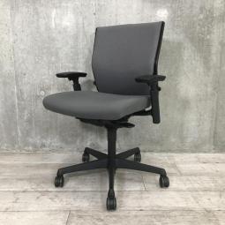 【長時間のデスクワークもランバーが快適にサポート！オフィスの定番チェア！起業や入替に！】■オカムラ(okamura)製　エスクード(ESCUDO)チェア　ローバック　肘付き　■可動肘　■グレー×ブラックシェル