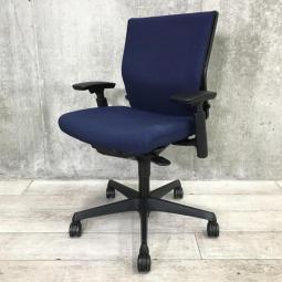【長時間のデスクワークもランバーが快適にサポート！オカムラ製の人気チェアが入荷！】■オカムラ（okamura）製　エスクード（ESCUDO）チェア　肘付ローバック　■可動肘　■ダークブルー