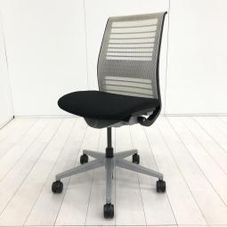 【在庫入替セール品！（本在庫限定価格）】【あなたの座るを考える！ワイヤー構造が体を支える、有名海外メーカー製の定番！座り心地抜群の人気チェア！】■スチールケース（Steelcase）製　シンク（think）チェア　肘無し　ハイバック　背面メッシュ　■ココナッツ（ホワイト）×ブラックシェル　【弊社使用欄：A01059629】