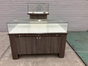 大型のガラスショーケースが1台入荷致しました！！　アジャスター付き！　同シリーズの違うタイプも入荷しております。 
※マテハン本舗の中古商品は、千葉県柏市に在庫がございます。