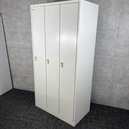 【中古】オカムラ 4573FZ ZA75 3人用更衣ロッカー/ネオホワイトカラーで明るく清潔感のある更衣室を作れる、シリンダー錠付きの定番3人用オフィスロッカー/福岡で中古オフィス家具をお探しならオフィスバスターズ福岡博多店へお気軽にお問い合わせください！