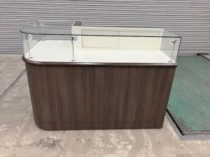 左コーナーのガラスショーケースが1台入荷致しました！！　アジャスター付き！　同シリーズの違うタイプも入荷しております。 
※マテハン本舗の中古商品は、千葉県柏市に在庫がございます。