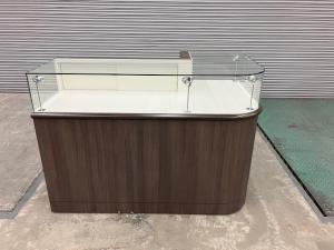 右コーナーのガラスショーケースが1台入荷致しました！！　アジャスター付き！　同シリーズの違うタイプも入荷しております。 
※マテハン本舗の中古商品は、千葉県柏市に在庫がございます。