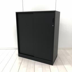 【希少なブラックカラー】【手狭なオフィスで大活躍！導線を確保できる引き違い戸のキャビネット！】■イトーキ(ITOKI)製　エスキャビネット(eS)シリーズ　引き違い書庫　ローキャビネット　■2枚扉　■シリンダー錠　■ブラック