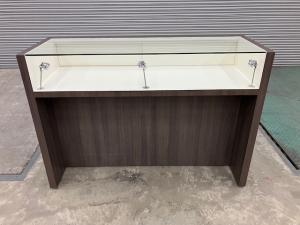 直線のガラスショーケースが1台入荷致しました！！　アジャスター付き！　同シリーズの違うタイプも入荷しております。 
※マテハン本舗の中古商品は、千葉県柏市に在庫がございます。