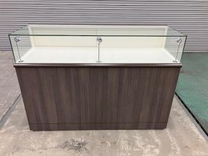 直線のガラスショーケースが1台入荷致しました！！②　アジャスター付き！　同シリーズの違うタイプも入荷しております。 ※マテハン本舗の中古商品は、千葉県柏市に在庫がございます。