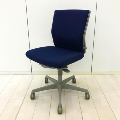 【基本性能を向上させたワンランク上のスタンダードモデル!長時間のデスクワークもランバーが快適にサポート!】■オカムラ(okamura)製 エスクード(ESCUDO)チェア 肘無 ローバック クッションタイプ ■ダークブルー/608873 オフィスバスターズ 水戸サテライト 大子町 北茨城市 高萩市 日立市 常陸太田市 常陸大宮市 那珂市 東海村 ひたちなか市 城里町 水戸市 笠間市 茨城町 大洗町 小美玉市
