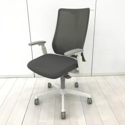 【オカムラ社の独自開発が詰まった座り心地と長時間作業に適した一脚!】■オカムラ(Okamura)製 フル―エント(Fluent) ハイバックチェア ■座面:クッション 背面:メッシュ ■可動肘 樹脂脚 ナイロンキャスター(カーペット向け)■グレー×ホワイトシェル【CU】【関東倉庫在庫品】【弊社使用欄:A01078714】