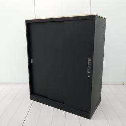 【スライド引き戸だから開閉スペースに困りません！人気の引き違い書庫！】■オカムラ(okamura)製　レクトライン(Rectline)シリーズ　引き違い書庫　3枚引き戸　H1120㎜　■ナチュラル天板付き　■シリンダー錠　■ブラック