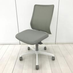 【オカムラ社の独自開発が詰まった座り心地と長時間作業に適した一脚!】■オカムラ(Okamura)製 フル―エント(Fluent) ローバックチェア ■座面:クッション 背面:メッシュ ■肘無し 樹脂脚 ナイロンキャスター(カーペット向け)■ライトグレー×ホワイトシェル【CU】【関東倉庫在庫品】【弊社使用欄:A01080394】