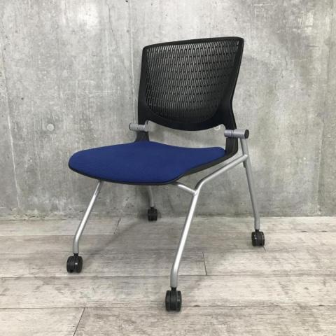【スリット構造のシェルがワーカーを軽やかに受け止める!】■オカムラ(okamura)製 グラータ (Grata)シリーズ 肘無し ミーティングチェア ネスティングチェア ■背面樹脂メッシュ ■ナイロンキャスター ■ブルー × ブラックシェル【入替セールにつき20%OFF!】
