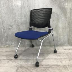 【スリット構造のシェルがワーカーを軽やかに受け止める！】■オカムラ（okamura）製　グラータ (Grata)シリーズ　肘無し ミーティングチェア　ネスティングチェア　■背面樹脂メッシュ　■ナイロンキャスター　■ブルー × ブラックシェル【入替セールにつき20%OFF！】