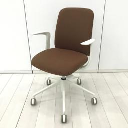 【現行モデル】【オフィスにはもちろん！ご自宅でも似合うコンパクトなワークチェア！】■オカムラ（OKAMURA）製　ライブスエントリーチェア（Lives Entry Chair）　■デザインアーム（固定肘）■張地：ツイル生地　■ブラウン×ホワイトフレーム【CU】【関東倉庫在庫品】【弊社使用欄：A01078716】
