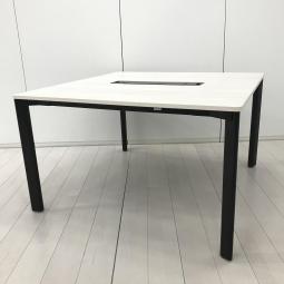 【在庫入替セール品！（本在庫限定価格）】【シンプルで強い！仕事にちょうどいい一台！】■ウチダ（UCHIDA）製　コモンズシリーズ（COMMONS）　ミーティングテーブル　会議机　W1200mm　■配線口あり　■天板：木目ホワイト/4本脚：ブラック　【弊社使用欄：A01073800】【HU】