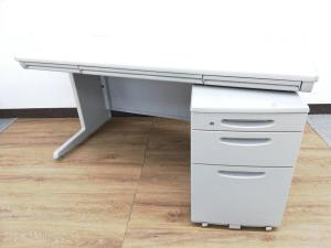 【スタンダードなデザインで使いやすい！人気の横幅1400ｍｍ】
■オカムラ/SDシリーズ/ライトグレー　平デスク　■幅：1400mm　※ワゴンは在庫状況によってシリーズが異なりますのでご了承くださいませ。(9・10枚目参照)