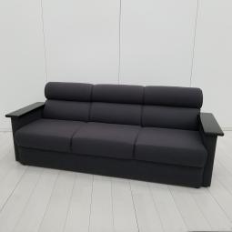 【木製の肘掛けが特徴的。伝統的なデザインの応接ソファです！】プラス（PLUS）製　３人掛けソファー　■張り地：布　■クッション：ウレタンフォーム　■グレー　【CU】【関東倉庫在庫品】【弊社使用欄：A01091343】