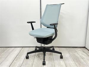 【在庫入替セール品！（本在庫限定価格）】【定価約16万円】【イスとひとつになれる新感覚！360°揺れて体を自由に動かせる「グライディング・メカ」搭載！】■コクヨ(KOKUYO)製　イング(ing)チェア　肘付ハイバック　背面メッシュタイプ　■固定肘・ハンガー付き　■アッシュターコイズ×ブラックシェル　【弊社使用欄：A01065268】