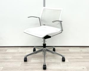 【メッシュ素材で通気性抜群！】　 オカムラ（okamura）製　Zart（ツァルト）ミーティングチェア　■ホワイト　■メッシュ背座面　■5本脚タイプ　【弊社使用欄：A01082559】