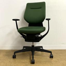 コクヨ ing(イング) バーチカルタイプ 背:クッション 固定肘 ディープグリーン×ブラックフレーム×ブラック樹脂脚 オリジナリティあふれる逸品 【愛知・名古屋・豊田・静岡・浜松】