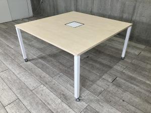 【スタイリッシュなミーティングテーブル！会議・打ち合わせ等にお勧め！】■コクヨ(KOKUYO)製　ワークフィット(WORKFIT)シリーズ　ミーティングテーブル　角テーブル　W1400×H720㎜　■キャスター・配線口あり　■天板：木目調ナチュラル　脚：ホワイト　【弊社使用欄：A01087362】