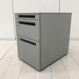 【定価約7万円】【高さ560㎜】【フリアドデスクや平机の収納力アップに！ファイルや書類の収納に最適な3段ワゴン！】■オカムラ(okamura)製　プロユニット(Pro Unit)シリーズ　3段ワゴン　デスクインワゴン　H560㎜　■シリンダー錠　■シルバー