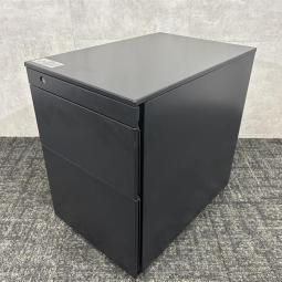 【中古】オカムラ スタンディングデスク 専用ワゴン ブラックが入荷しました！/福岡で中古オフィス家具をお探しならオフィスバスターズ福岡博多店へお気軽にお問い合わせください！