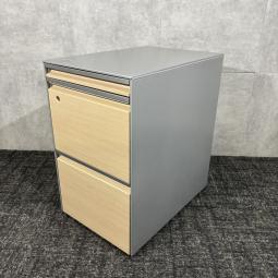 【中古】オカムラ プロステージ DT31CA ZB41 ワゴン ネオウッドミディアム シリンダー錠/木目調の落ち着いたデザインと鍵付き収納を備えたオカムラ製デスクワゴン、書類やオフィス用品の整理におすすめ/福岡で中古オフィス家具をお探しならオフィスバスターズ福岡博多店へお気軽にお問い合わせください！