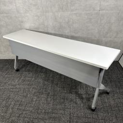 【中古】オカムラ フラプター 81F1AA MG99 ホワイト 幕板付き スタックテーブル/省スペースで収納できる平行スタッキング機能と清潔感のあるホワイト天板が魅力のオカムラ製ミーティングテーブル/福岡で中古オフィス家具をお探しならオフィスバスターズ福岡博多店へお気軽にお問い合わせください！
