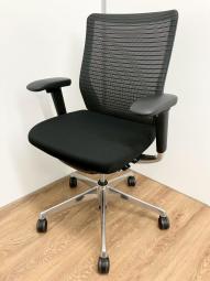 【在庫セール品：1脚限定】（T9）■オカムラ（okamura） コーラルチェア　肘付ミドルバック　背面メッシュ　■色：ブラック　■可動肘【厚めのクッションで快適な座り心地を実現！　どんな空間にも調和するデザインと最上級の操作性】