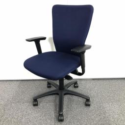 【人間工学に基づいた快適シーティング・ワーキングチェアの定番モデル！】■オカムラ(okamura)製　カロッツァCarrozza)チェア　ハイバック肘付き　■可動肘・ハンガー付き　■ダークブルー×ブラックシェル