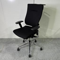 【在庫セール品：1脚限定】（T9）■イトーキ(ITOKI)製　スピーナチェア　肘付ハイバック　背面・座面クッションタイプ　■ブラック　■可動肘　■ハンガー付き【上質を求める本格派にオススメ！　最先端の人間工学から生まれた座り心地！大きな背もたれでリラックス！】