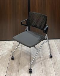 【在庫セール品：2脚限定】（T9）■ウチダ（UCHIDA）製　FM-345シリーズ　肘付ネスティングチェア　キャスター付　■ダークグレー×ブラックシェル　■背面樹脂メッシュ【さまざまな場面で活躍するミーティングチェア！　使わない時はまとめて収納可能！】