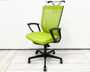 【在庫セール品：2脚限定】（T9）■オカムラ（okamura）製　エスクード（ESCUDO）チェア　肘付ハイバック　背面メッシュ　■イエローグリーン　■固定肘（サークル肘）　■コートハンガー付き【長時間のデスクワークも快適！　オカムラ製の人気チェア】