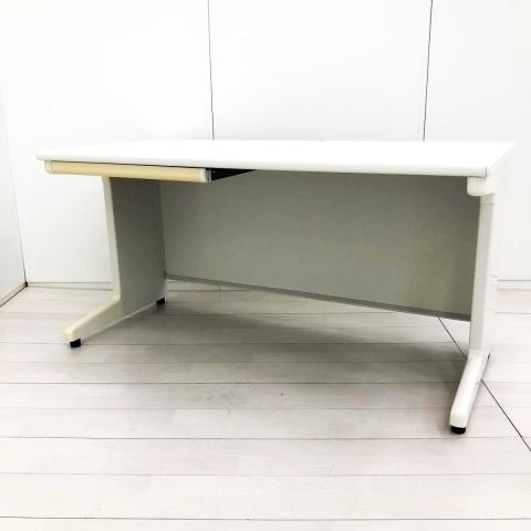 【幅広いワークスペースで作業効率アップ!スタンダードなデザインで使いやすい!】■プラス(PLUS)製 LA Deskシリーズ 平机 引出し付き(左側のみ) W1400×D700㎜ ■電源タップ ■ホワイト ※日焼け有 /594046 オフィスバスターズ 水戸サテライト 大子町 北茨城市 高萩市 日立市 常陸太田市 常陸大宮市 那珂市 東海村 ひたちなか市 城里町 水戸市 笠間市 茨城町 大洗町 小美玉市