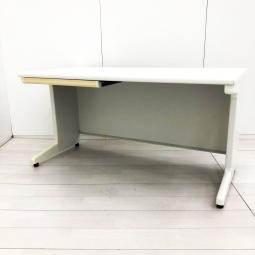 【幅広いワークスペースで作業効率アップ！スタンダードなデザインで使いやすい！】■プラス(PLUS)製　LA Deskシリーズ　平机　引出し付き(左側のみ）　W1400×D700㎜　■電源タップ　■ホワイト　※日焼け有 /594046 オフィスバスターズ　水戸サテライト　大子町　北茨城市　高萩市　日立市　常陸太田市　常陸大宮市　那珂市　東海村　ひたちなか市　城里町 水戸市　笠間市　茨城町　大洗町　小美玉市