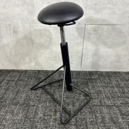 【中古】オカムラ サポルタ レジサポートツール ブラック/レジ業務や接客カウンターでの立ち作業をサポートするオカムラ製レジサポートツール、コンパクトで省スペースな店舗・受付・サービスカウンターにおすすめ/福岡で中古オフィス家具をお探しならオフィスバスターズ福岡博多店へお気軽にお問い合わせください！